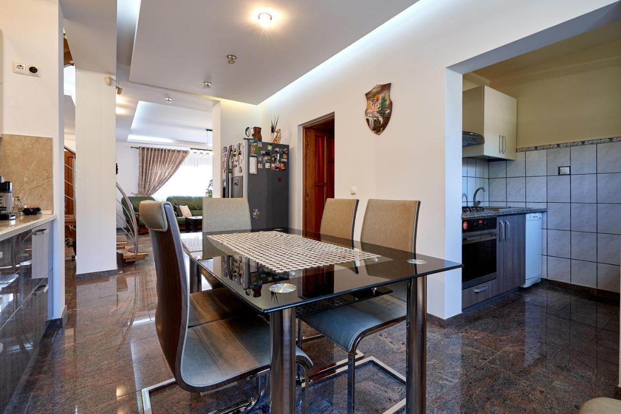 Casa Cu Flori Moisei Hotel ภายนอก รูปภาพ