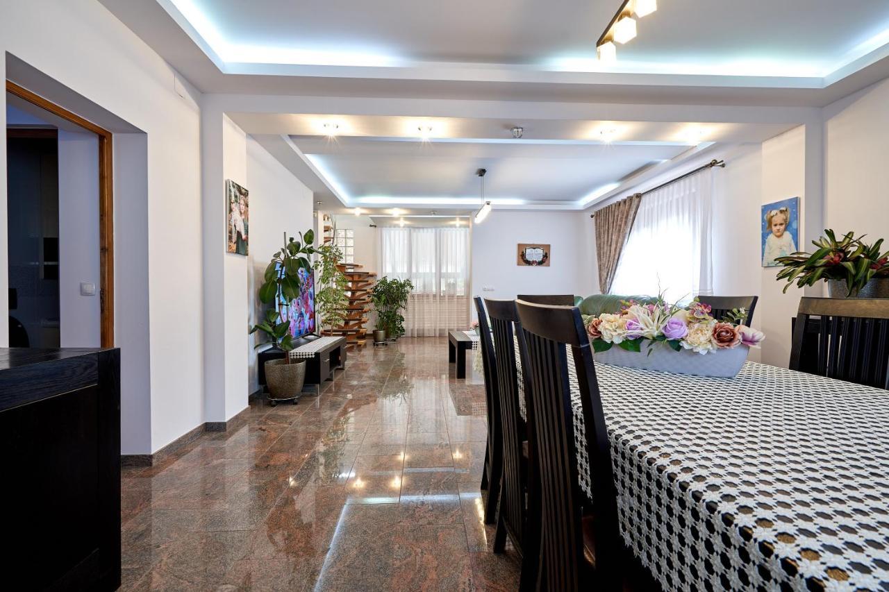Casa Cu Flori Moisei Hotel ภายนอก รูปภาพ