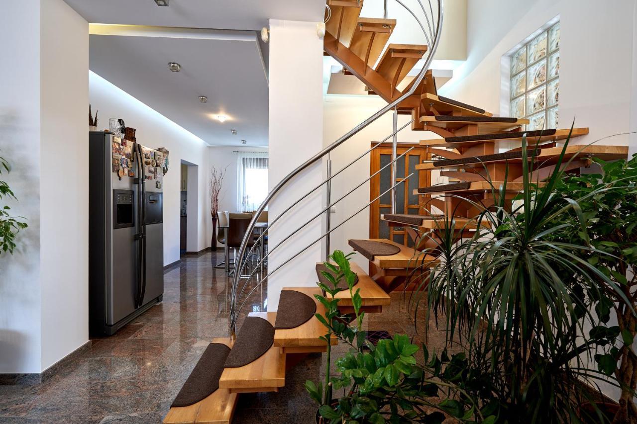 Casa Cu Flori Moisei Hotel ภายนอก รูปภาพ